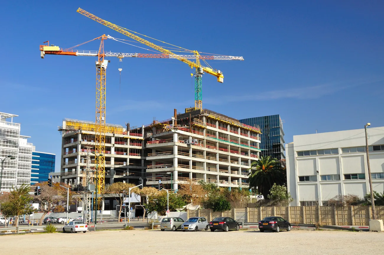 Baustelle mit Baukränen