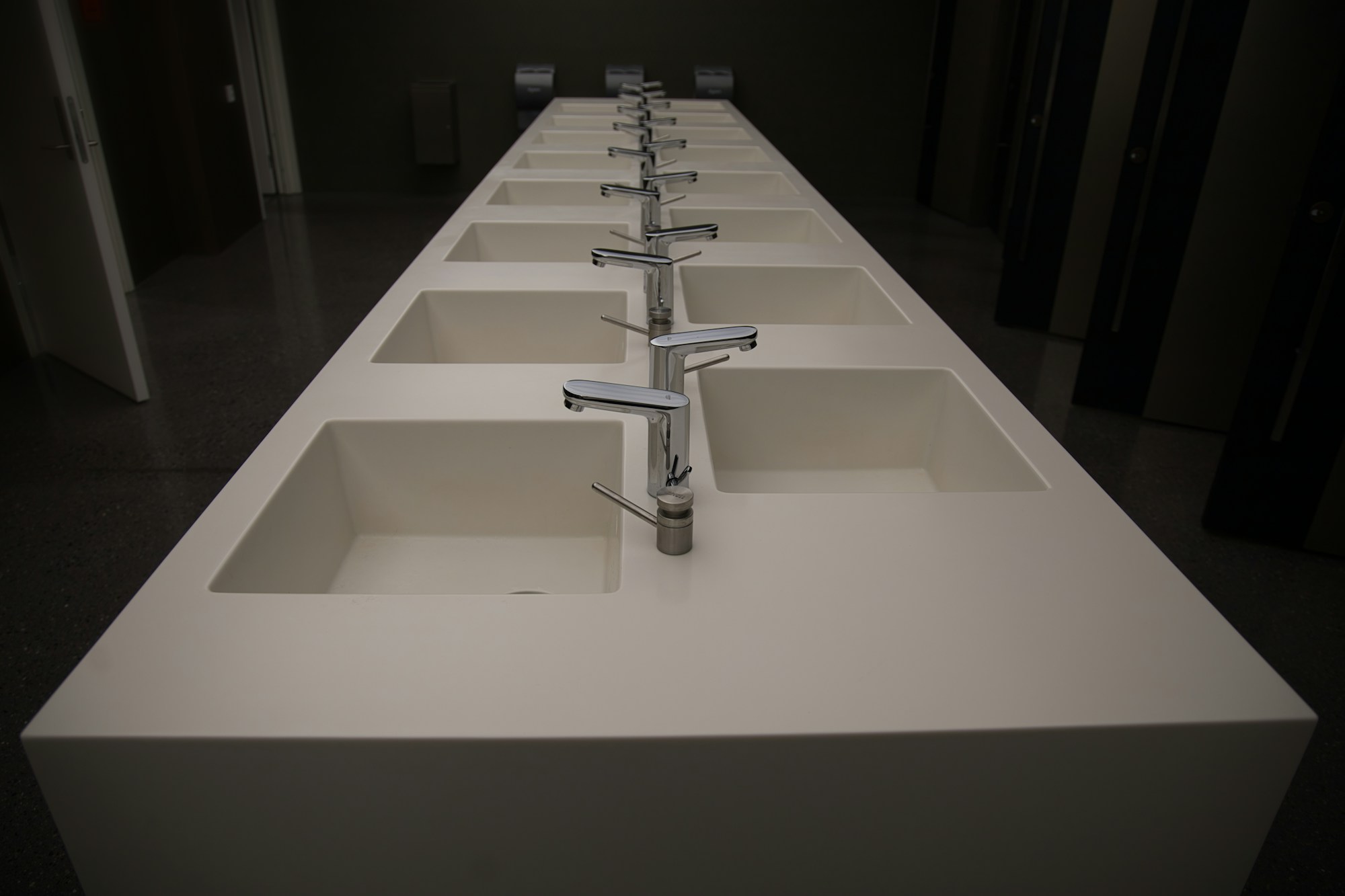Waschbecken in einem Sanitärbereich